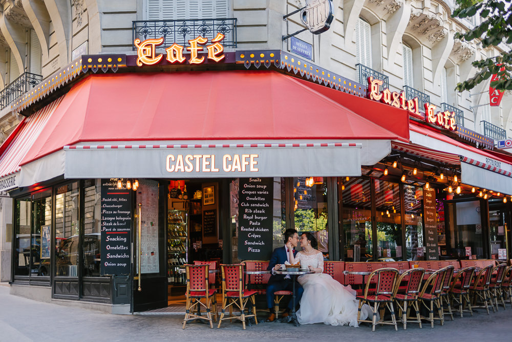 Bride and groom sitting in a café in Paris