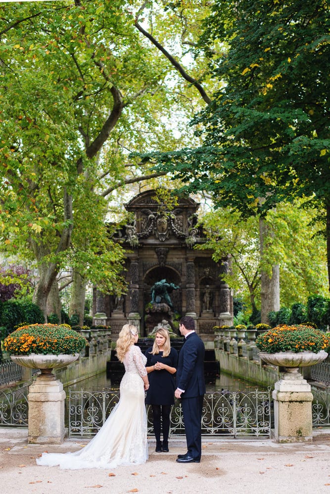 Couple from New York eloping in Paris at the Fontaine des Medicis - Luxembourg Gardens
