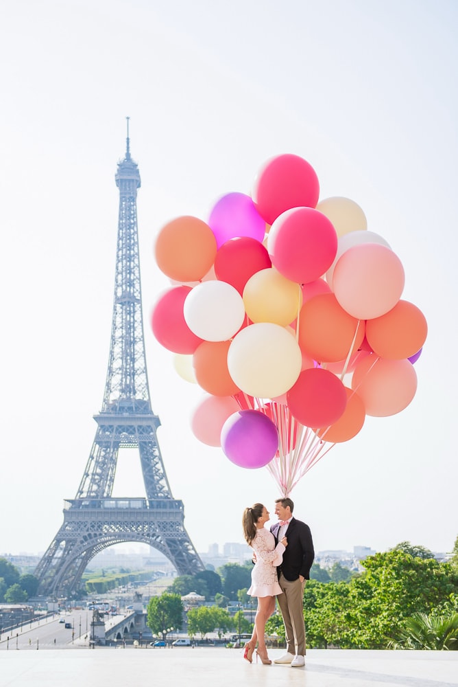 Couple photo shoot in Paris with colorful balloons
