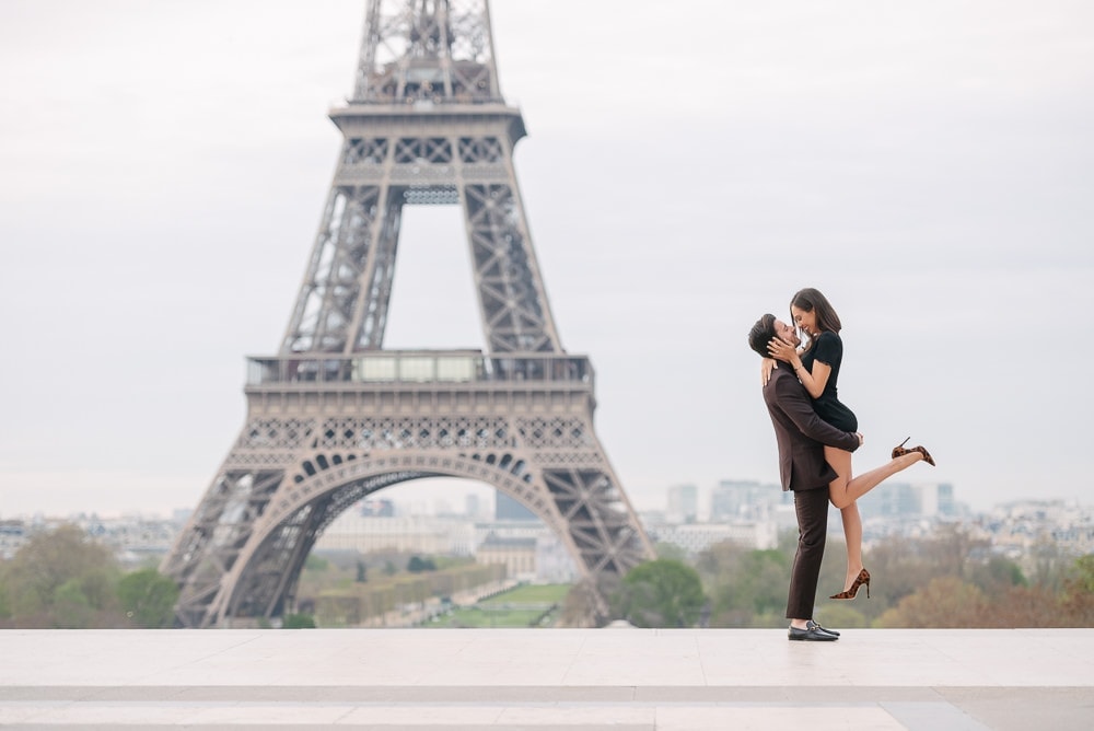 Couple photoshoot ideas - Your guide to brilliant couples photos. First example, the mesmerizing lift