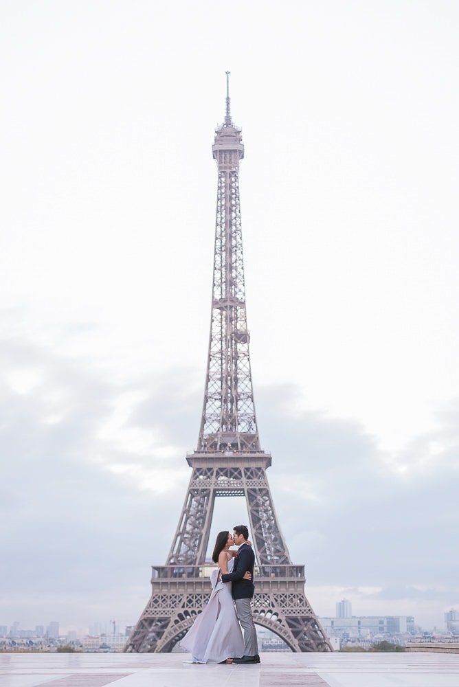 Couples photos at the Eiffel Tower