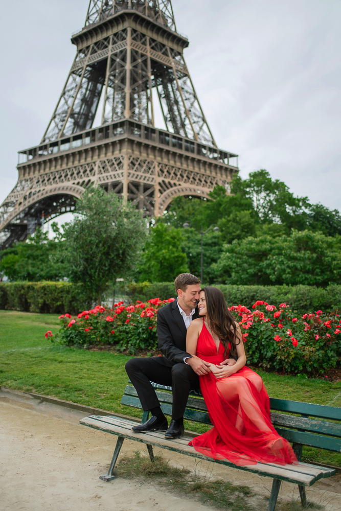 Couples photos near the Eiffel Tower