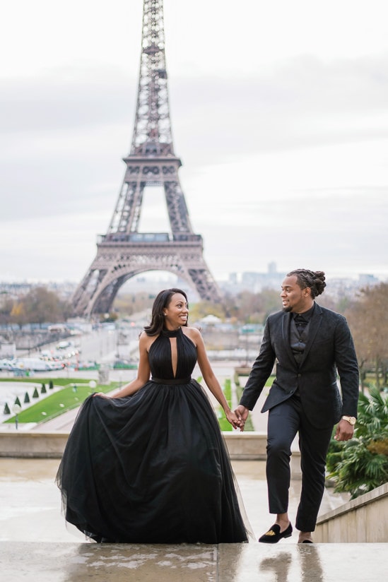 Cute couple photo shoot - couple having romantic stroll in Paris in front of the Eiffel Tower
