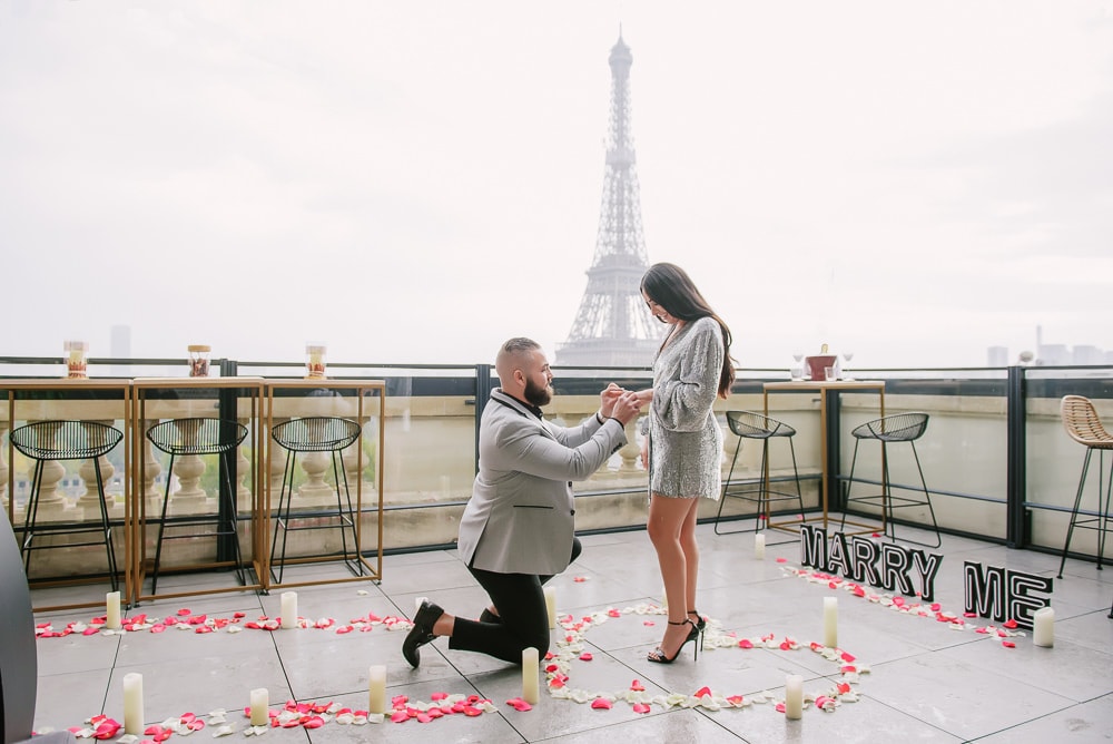 Eiffel-Tower-proposal-photographer