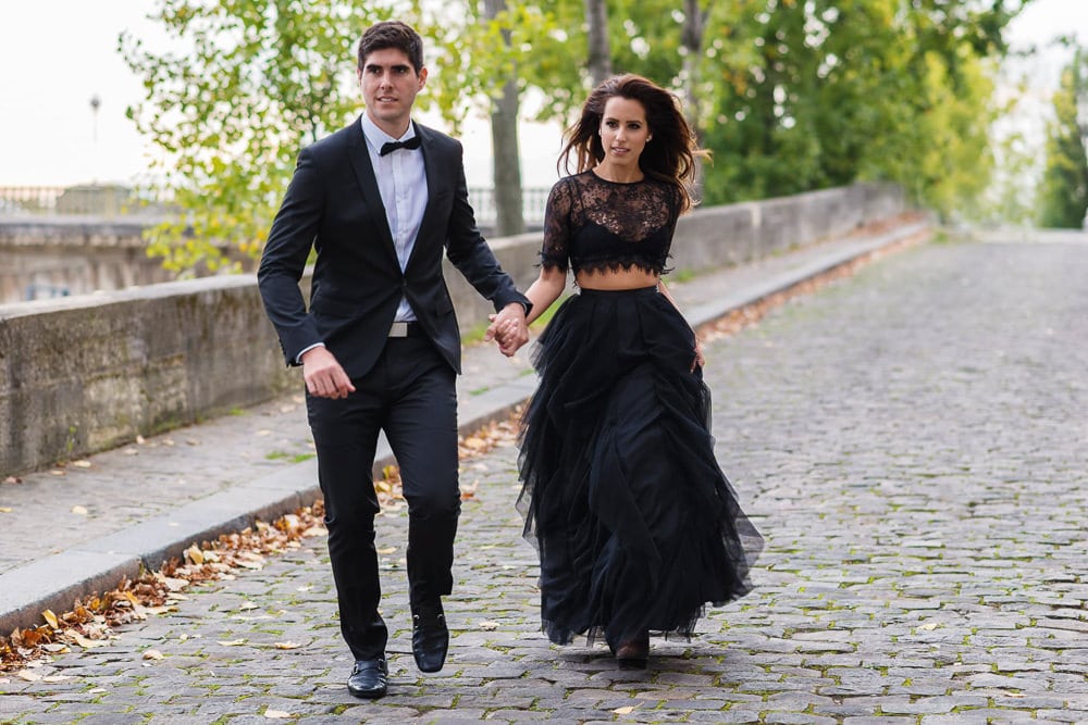 Elegantly dressed couple from Miami walking in the streets of Paris