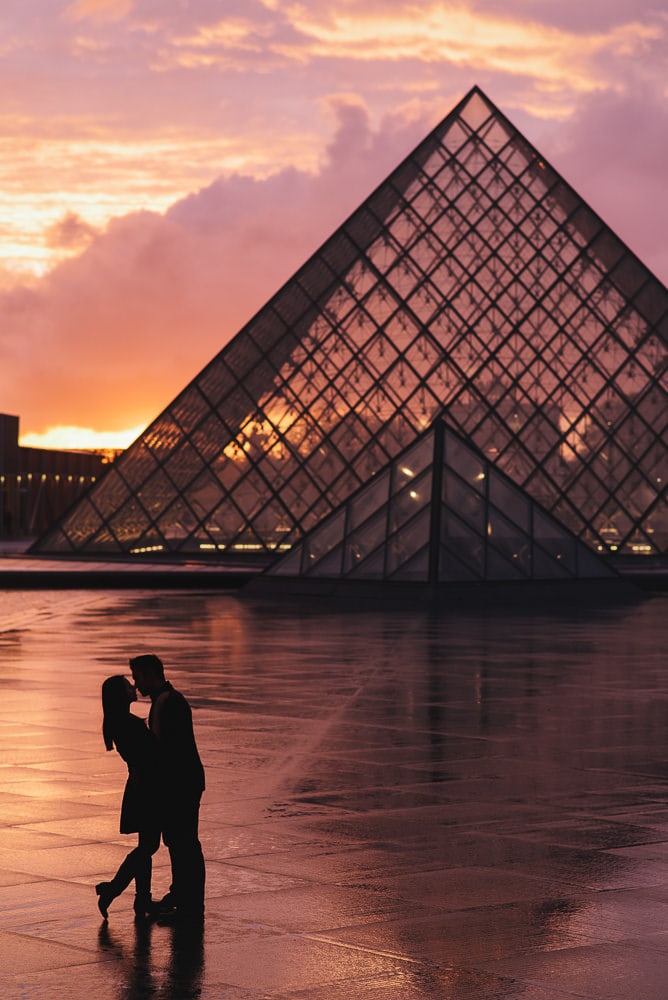 Engagement pic ideas - creative silhouette at sunset in Paris at the Louvre Pyramid