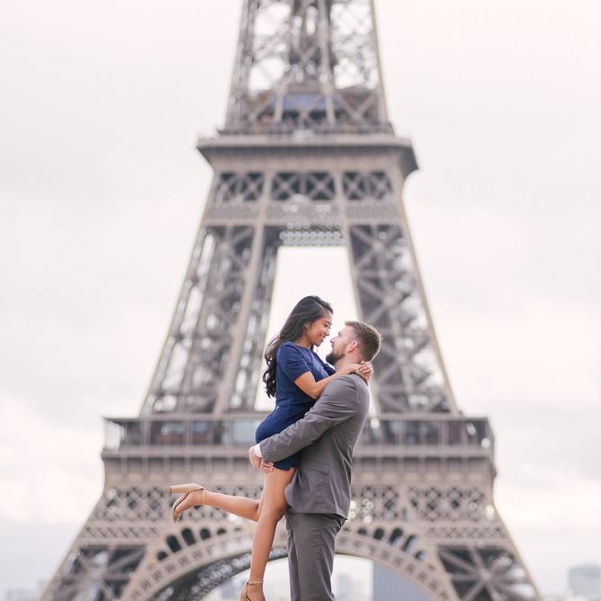 Engagement picture at Eiffel Tower by Parisian photographer Vio
