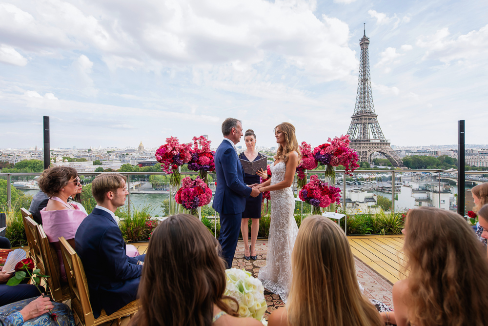 Intimate wedding in Paris involving the close family