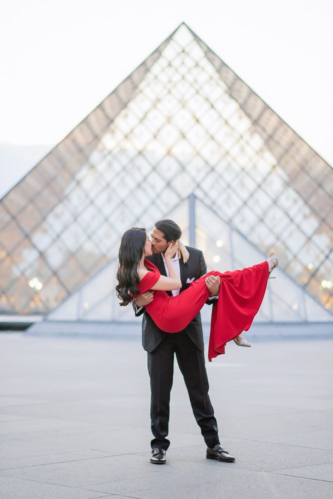 Paris engagement photographer - elegant pictures of a beautiful lady dressed in red and her fiance