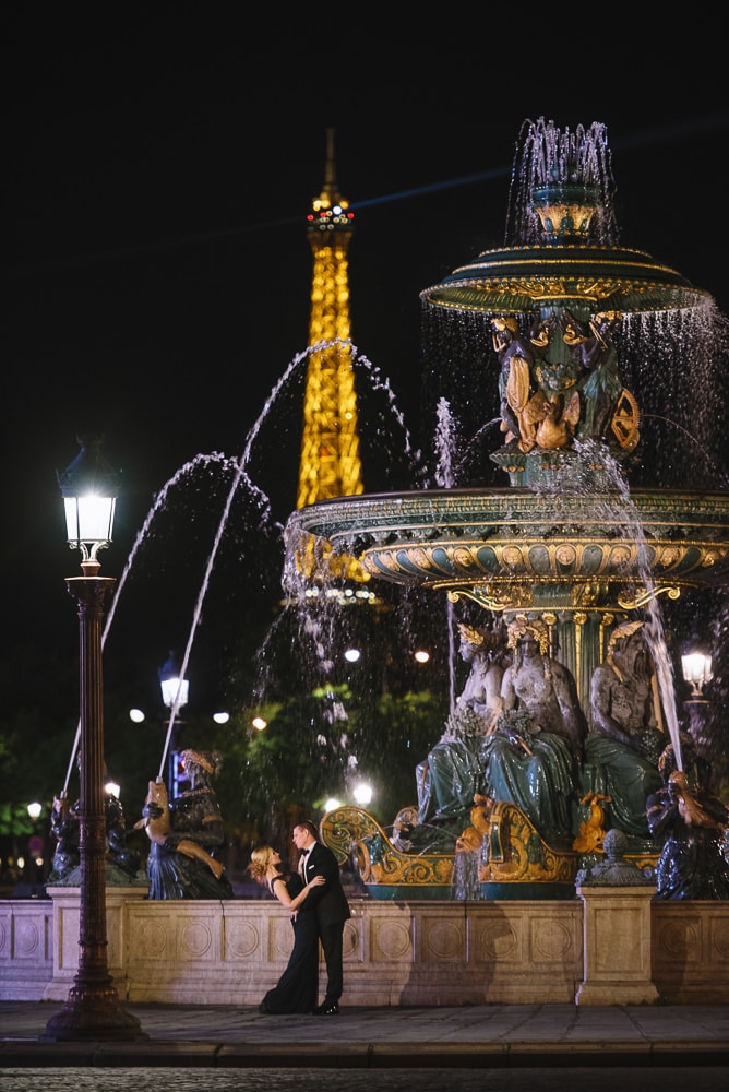 Paris engagement photographer - Night photos at the Concorde fountains overlooking the lit Eiffel Tower