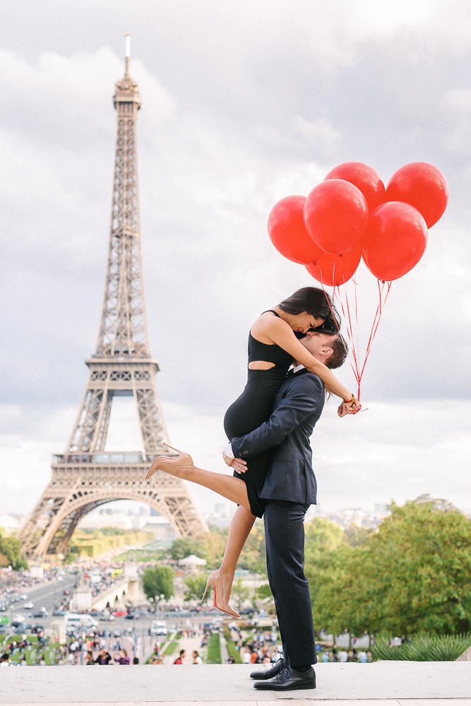 paris engagement photos by the eiffel tower with red balloons