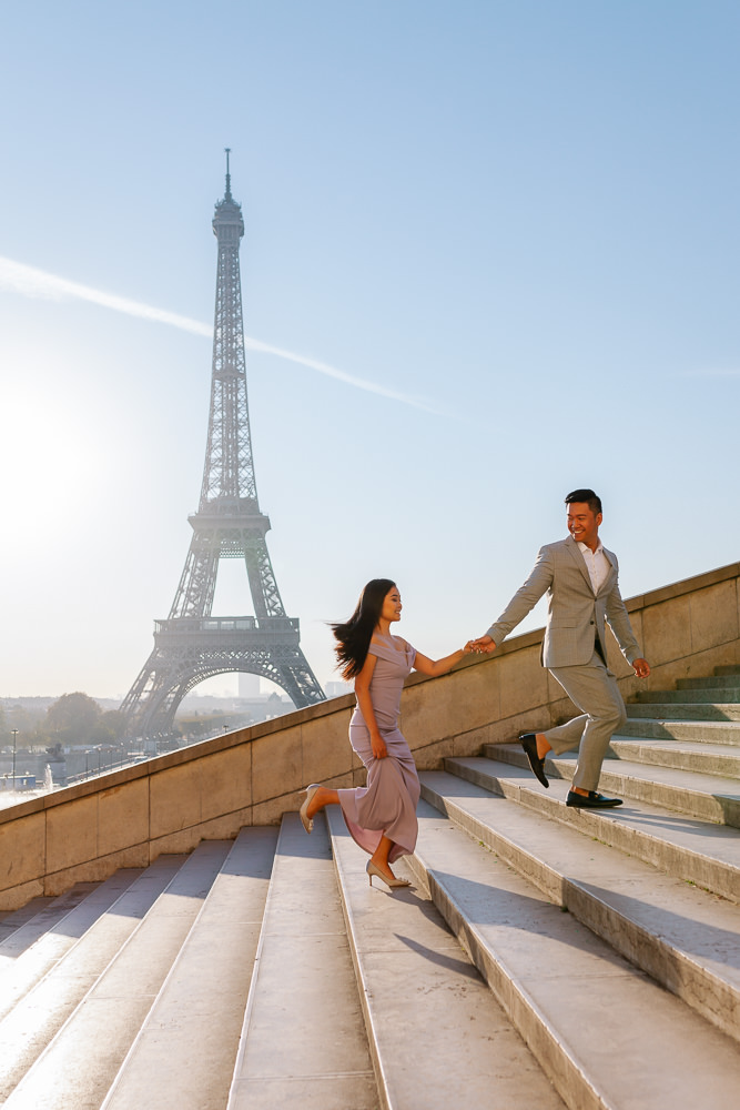 Paris photographer Pierre - Couple running on stairs Trocadero