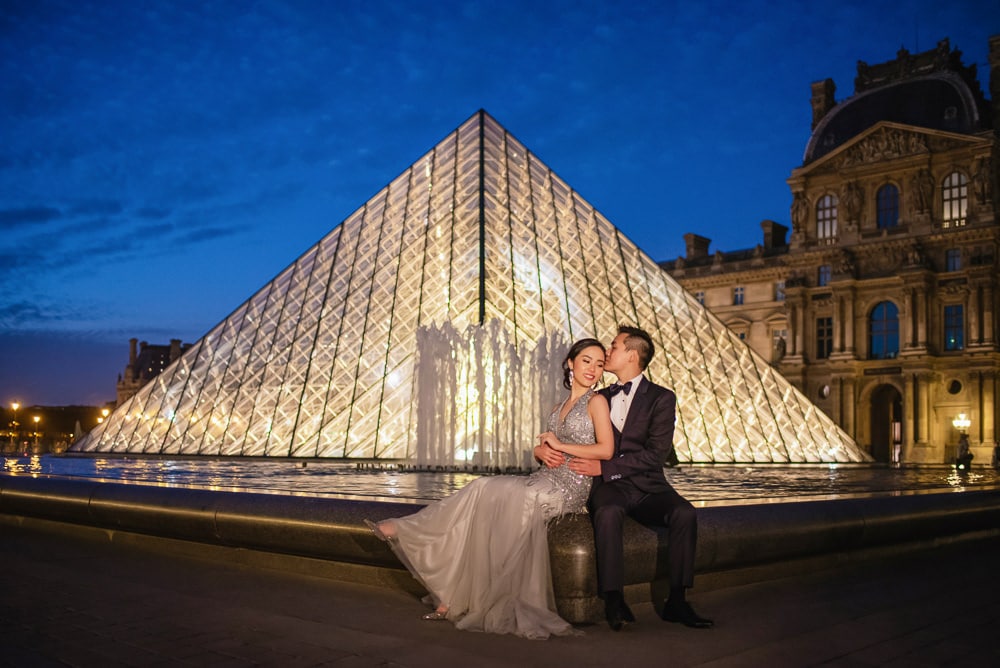 Paris pre wedding photographer - Night picture by the louvre pyramid