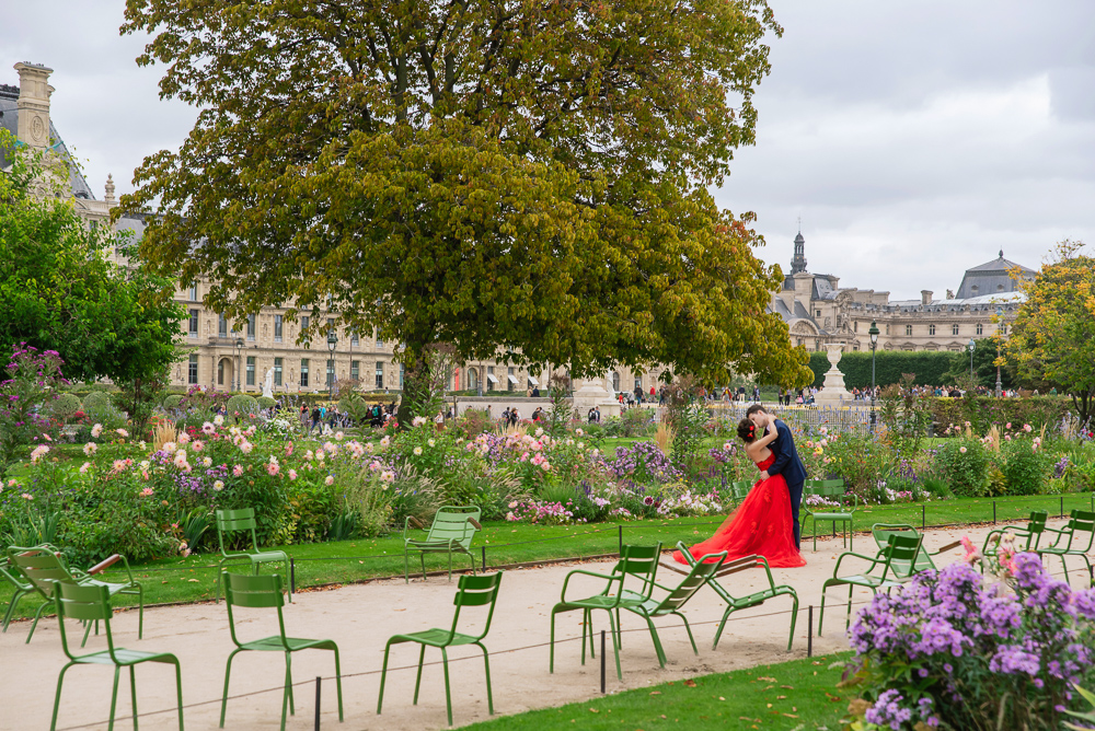 Parisian photographer captured pre wedding photo in Tuileries Gardens