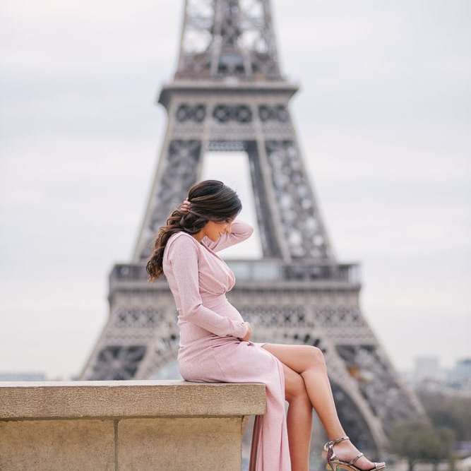 Parisian photographer - maternity photos in Paris - beautiful girl with pink elegant dress