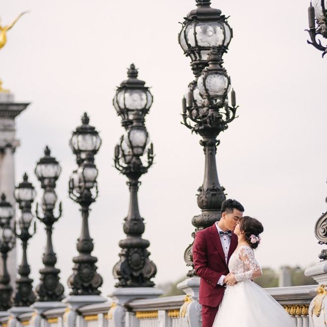 Parisian photographer - pre wedding photos on the Alexander 3 bridge