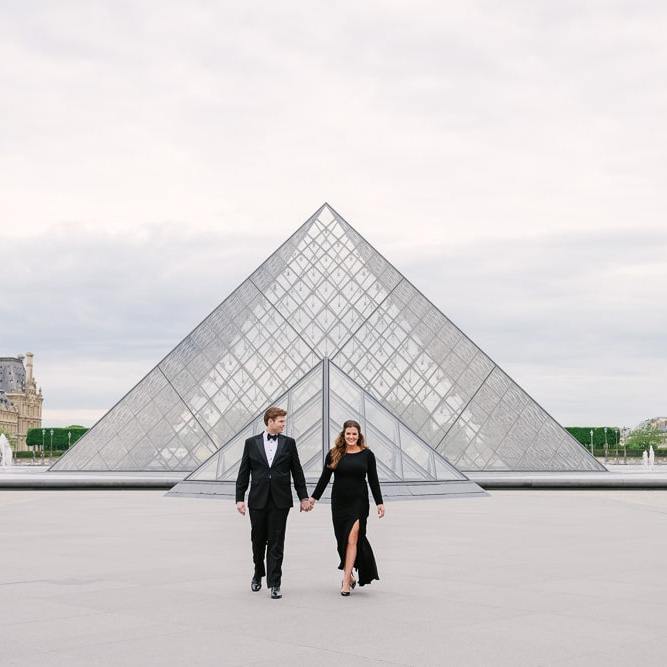 Parisian photographer Vio - engagement picture at Louvre