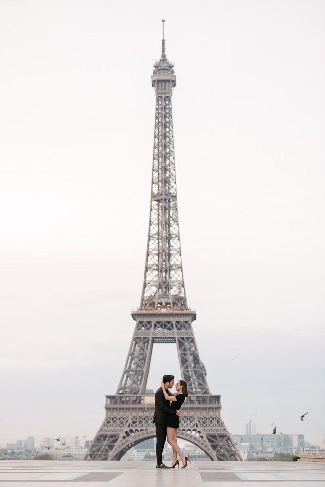 Picture ideas for couples -Iconic framing of a young couple in the middle of the Eiffel Tower