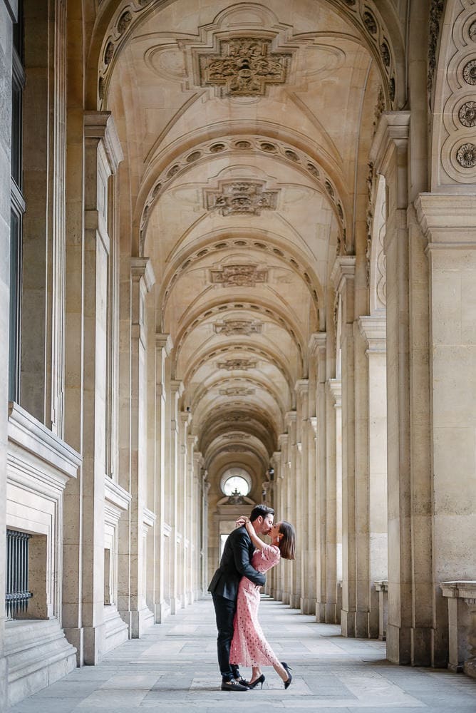 pictures couples kissing under the arches of the Louvre Museum