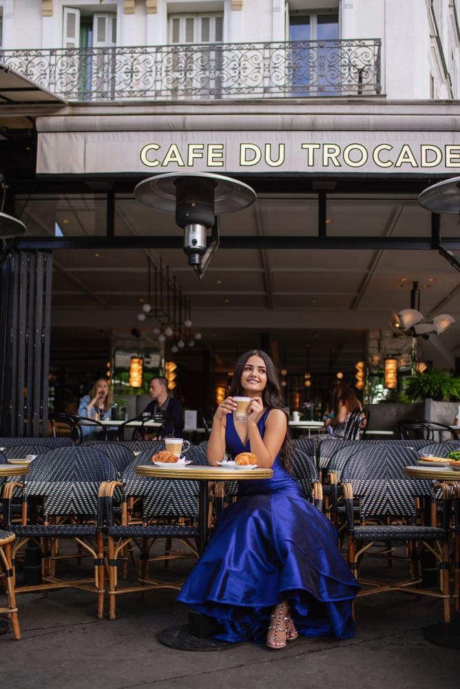 places to take quinceanera pictures in paris - A parisian cafe