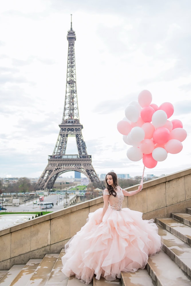 places to take quinceanera pictures in Paris - the Eiffel Tower