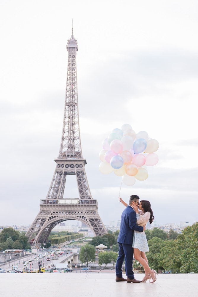 pre wedding paris - Kissing with balloons