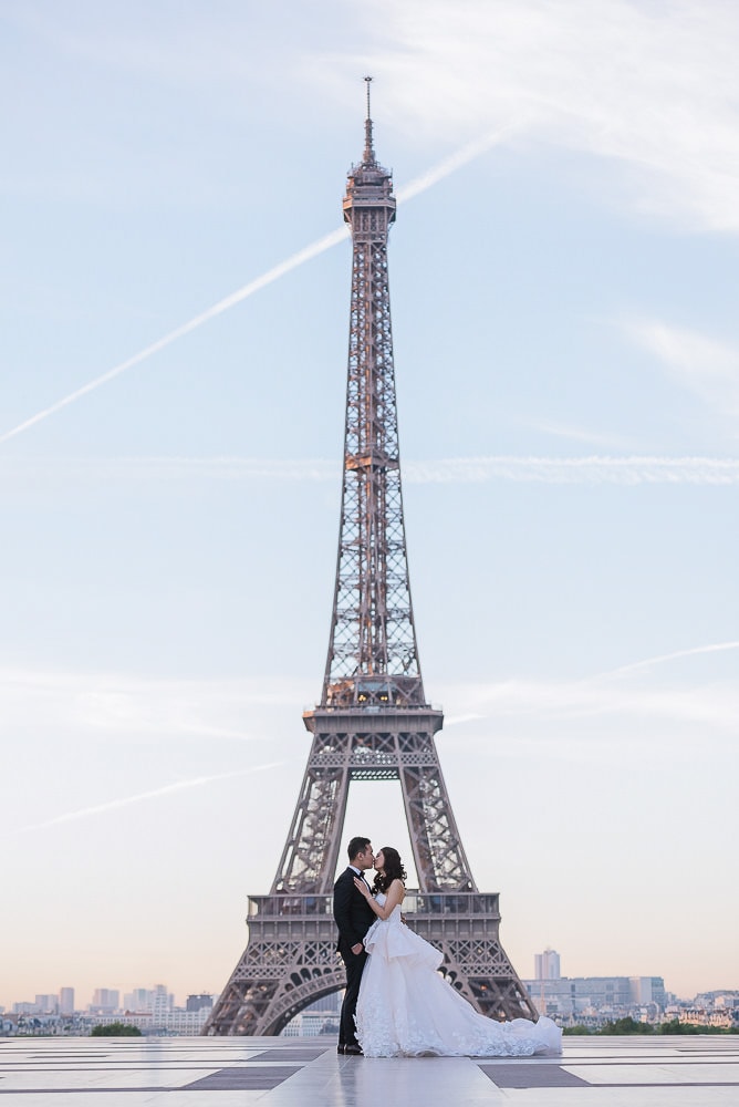 pre wedding photo by the eiffel tower