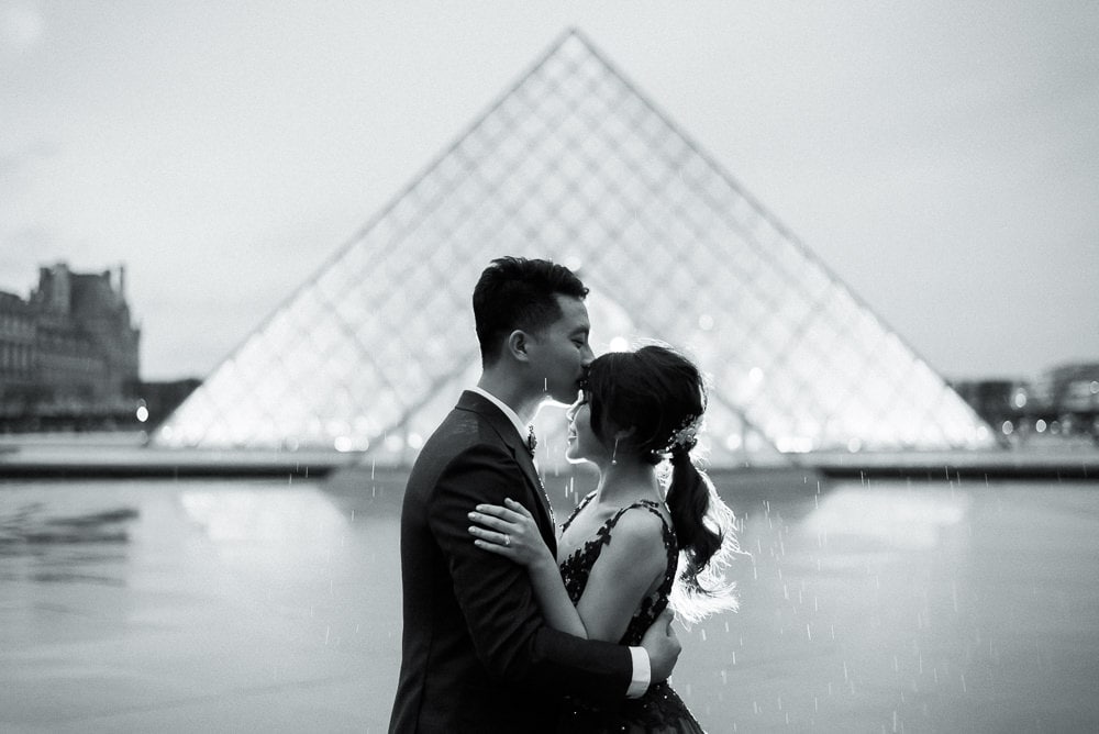 pre wedding photography paris - night photos at the Louvre Museum