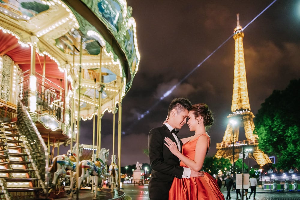 pre wedding photography paris - Super romantic moment at the Eiffel Tower Carousel