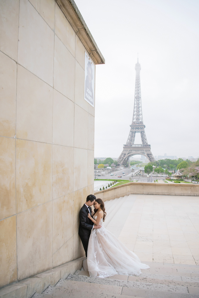 Pre wedding photos in Paris at Trocadero wall
