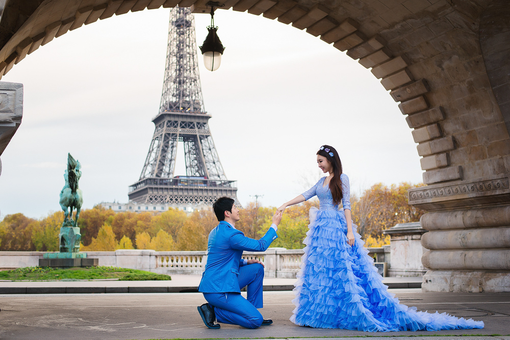 Pre wedding pictures in paris on bir hakeim bridge