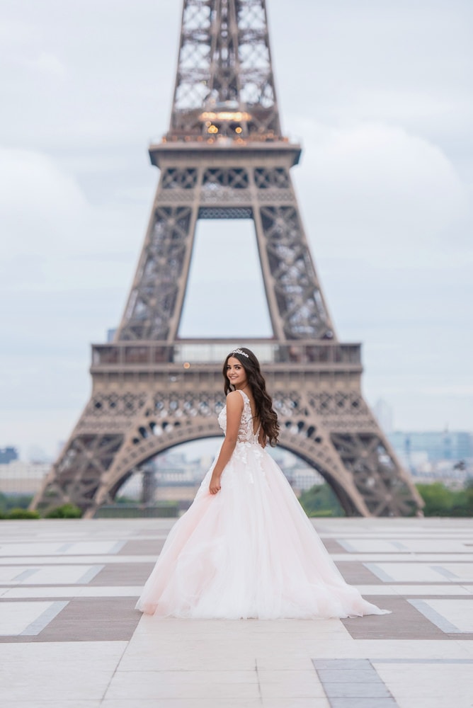 quinceanera photo session by the eiffel tower