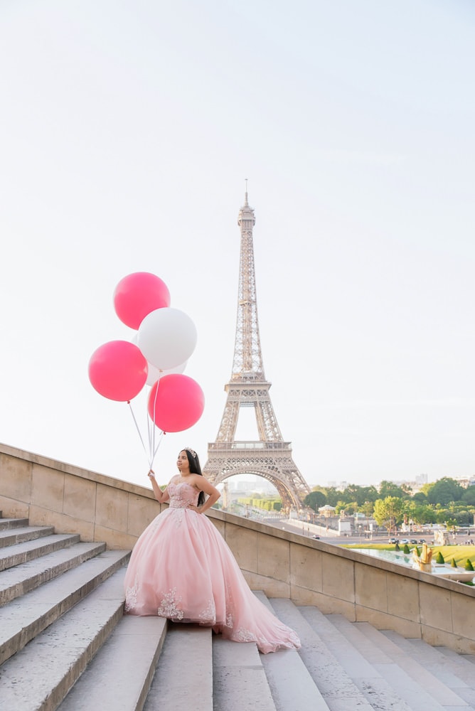 quinceanera pictures with red and white big balloons