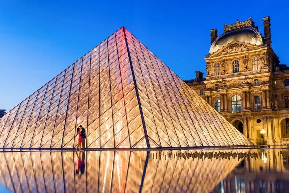 Romantic things to do in Paris - Visit the Louvre Museum at night
