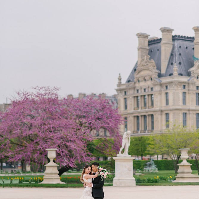 Spring prewedding photos in the Tuileries Gardens