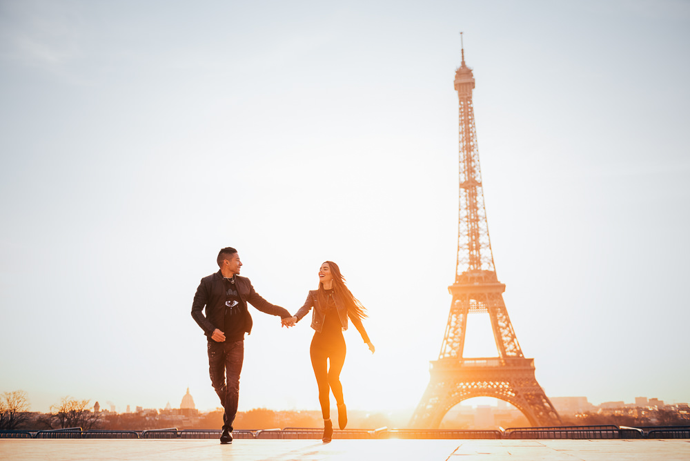Sunrise couples photos by the Eiffel Tower