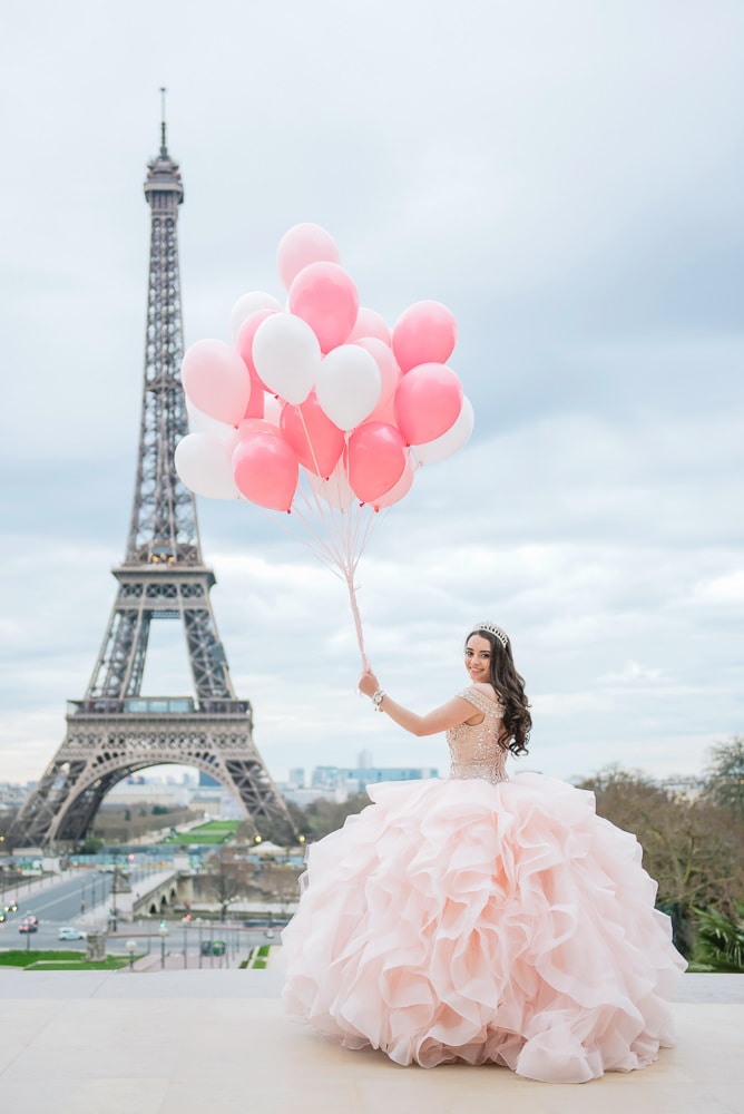 Quinceanera Picture with balloons in Paris