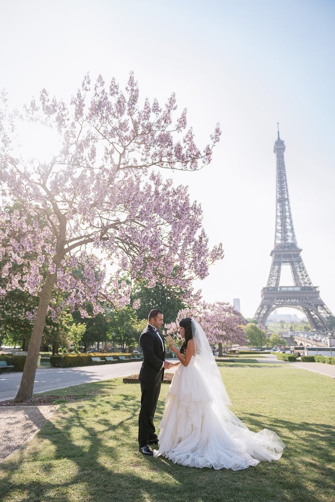 Trocadero gardens as a ceremony spot for an Eiffel Tower wedding