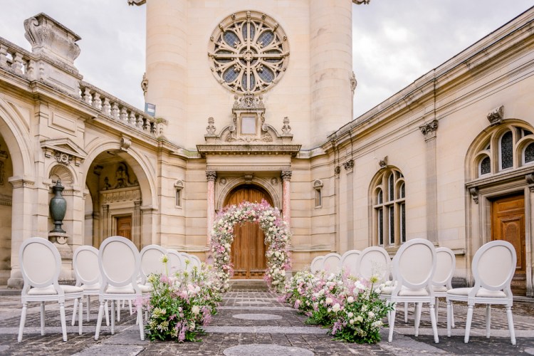 Wedding ceremony with floral design at Chateau de Chantilly